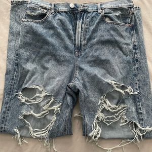 AE RIPPED BAGGY MOM JEAN
